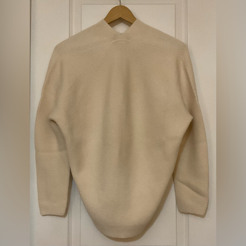 Uniqlo Women's V-Neck 3D cotton Sweater in off white, Small - Picture 3 of 5